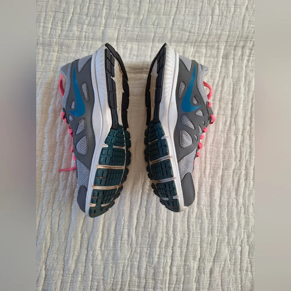 Nike Women's Athletic Shoes in Gray and Pink